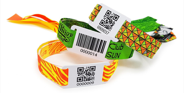Armband með strikamerki