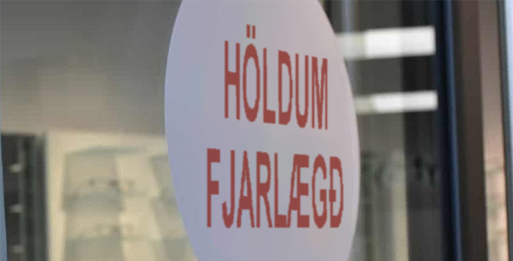 Höldum fjarlægð límmiðar