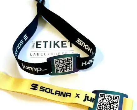 Armband með strikamerki