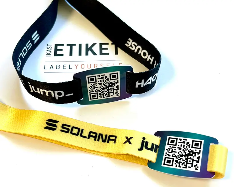 Armband með strikamerki
